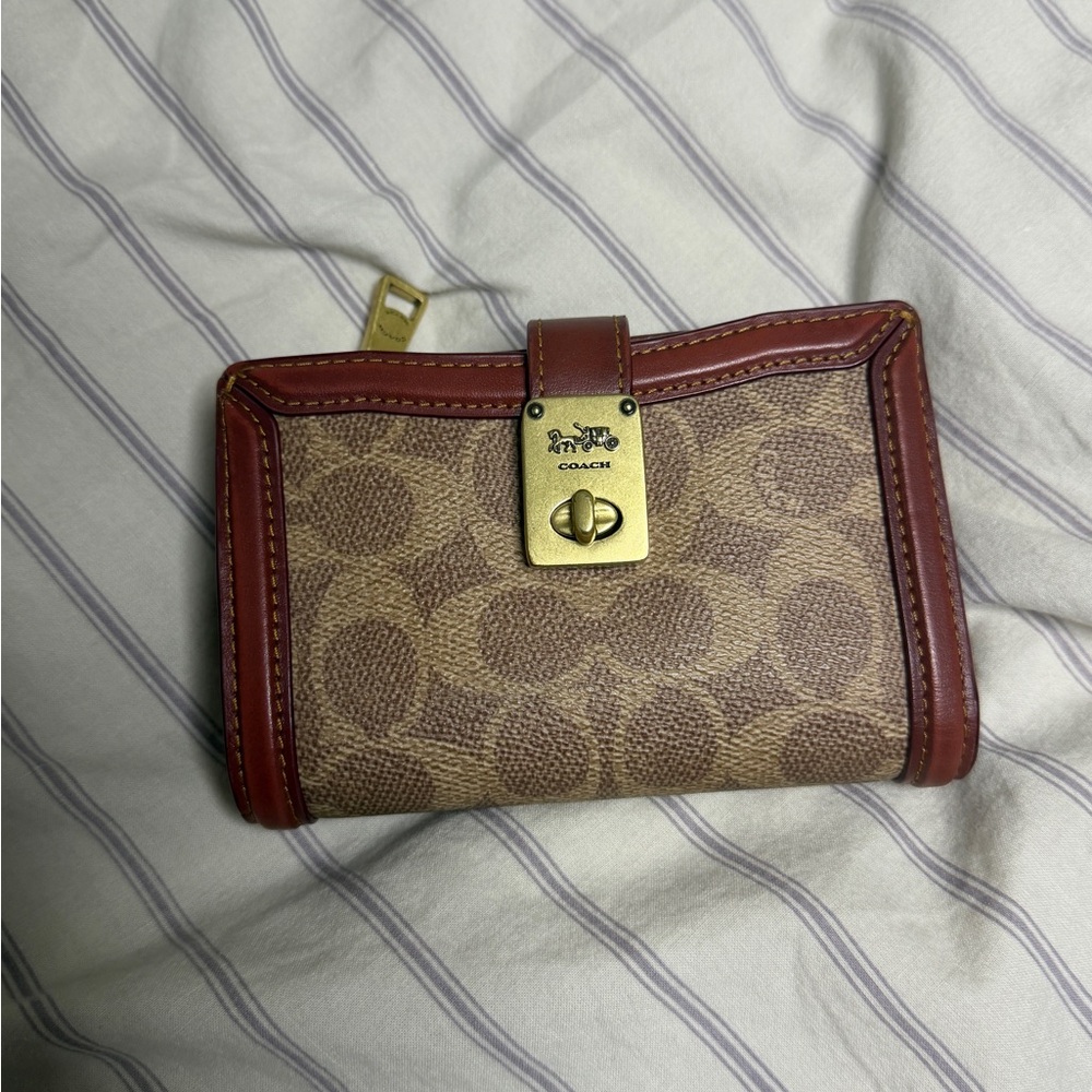 Coach Hutton Wallet In Signature
Canvas Brass / Tan Rust - Picture 2 of 9